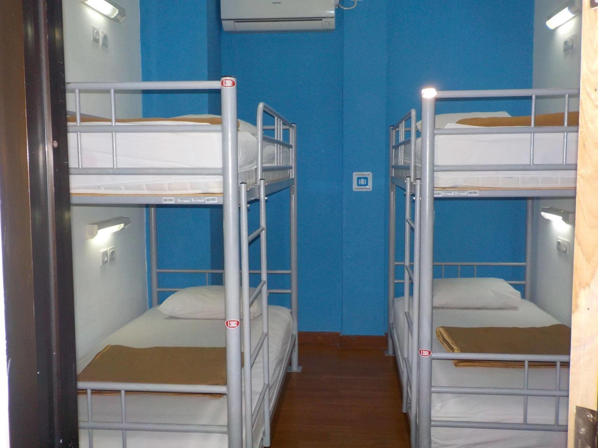 Cx Hostel Kuta Raya Extérieur photo