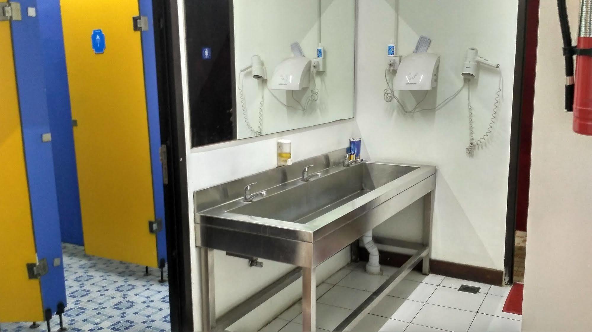 Cx Hostel Kuta Raya Extérieur photo